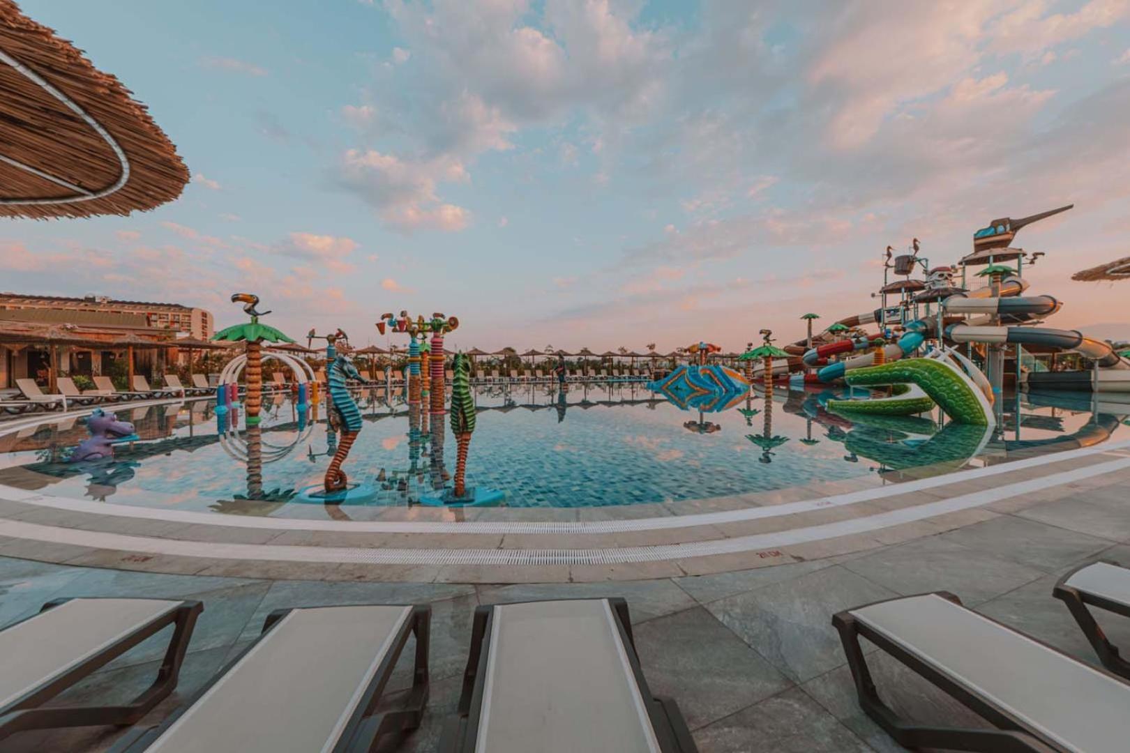 Dream Fun World Hotel Side Luaran gambar